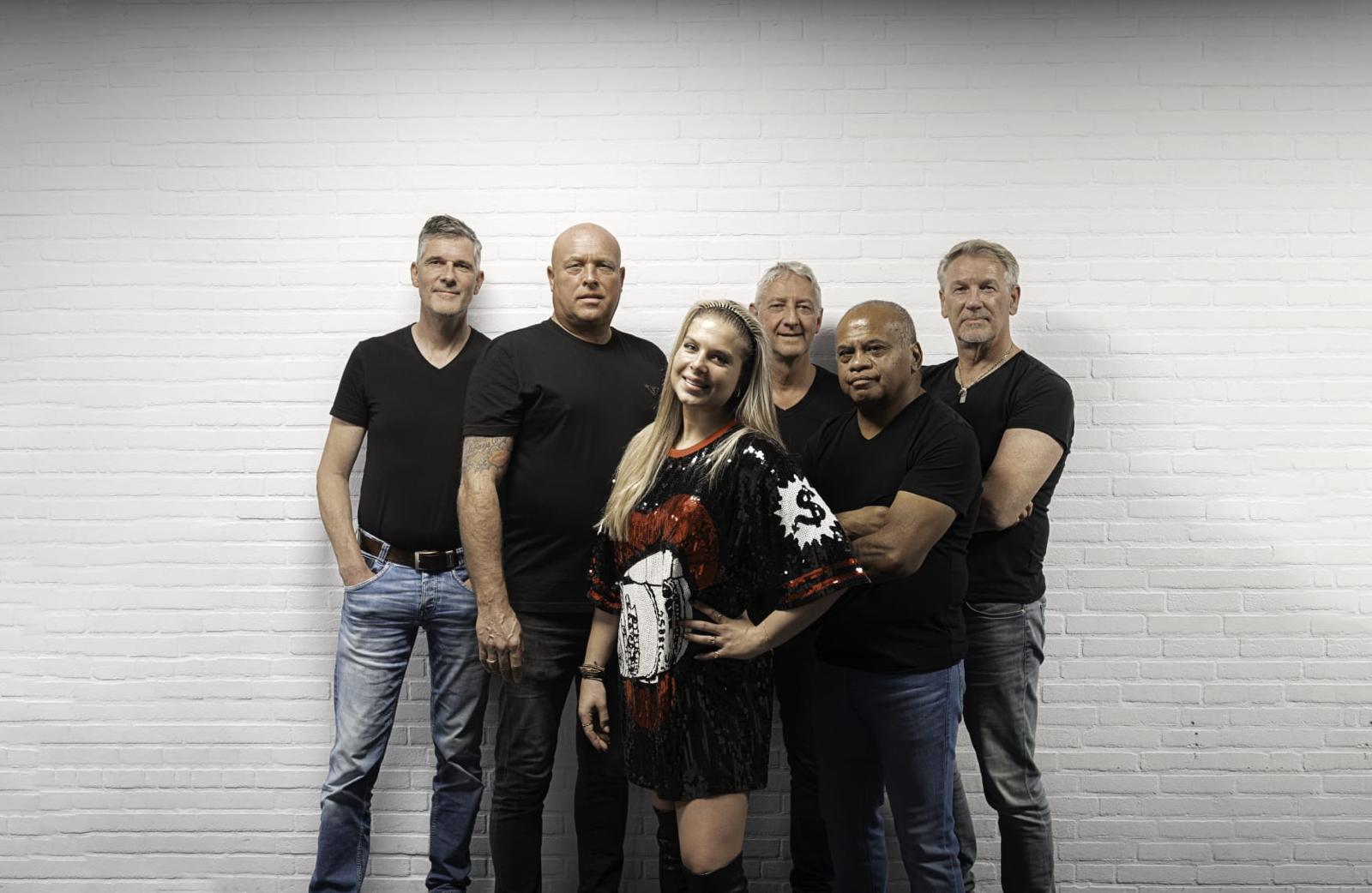 Bandfoto van FAITH tegen een witte muur