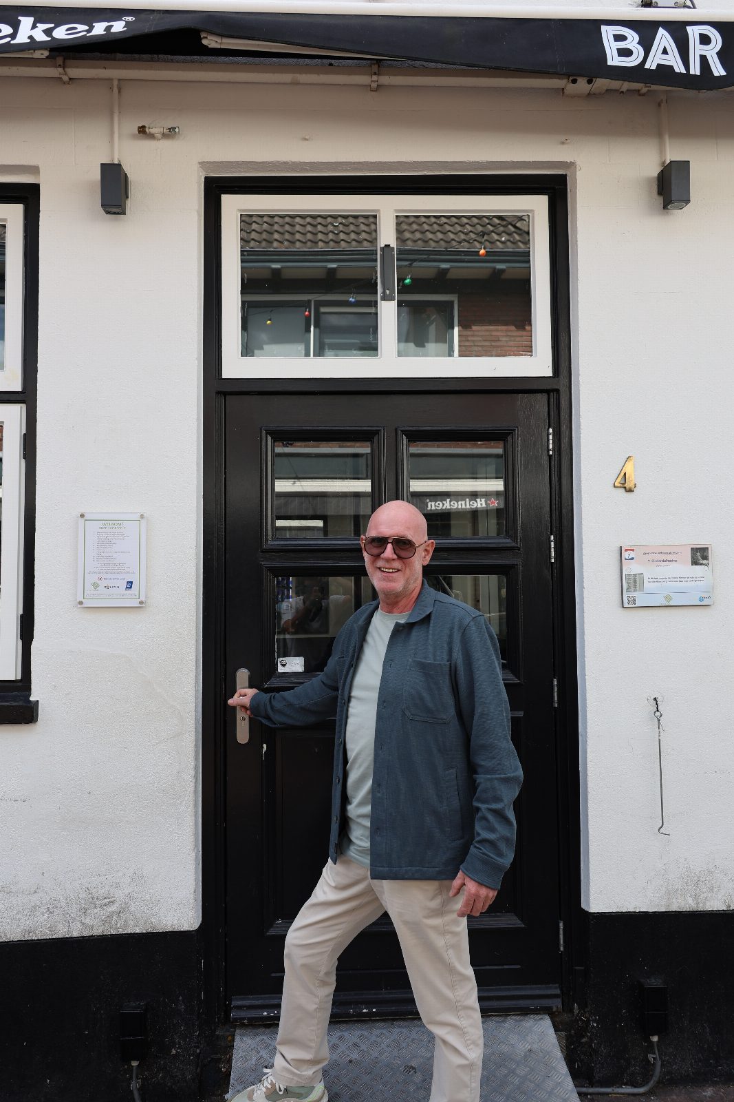 Henk voor de deur van Café de Witte