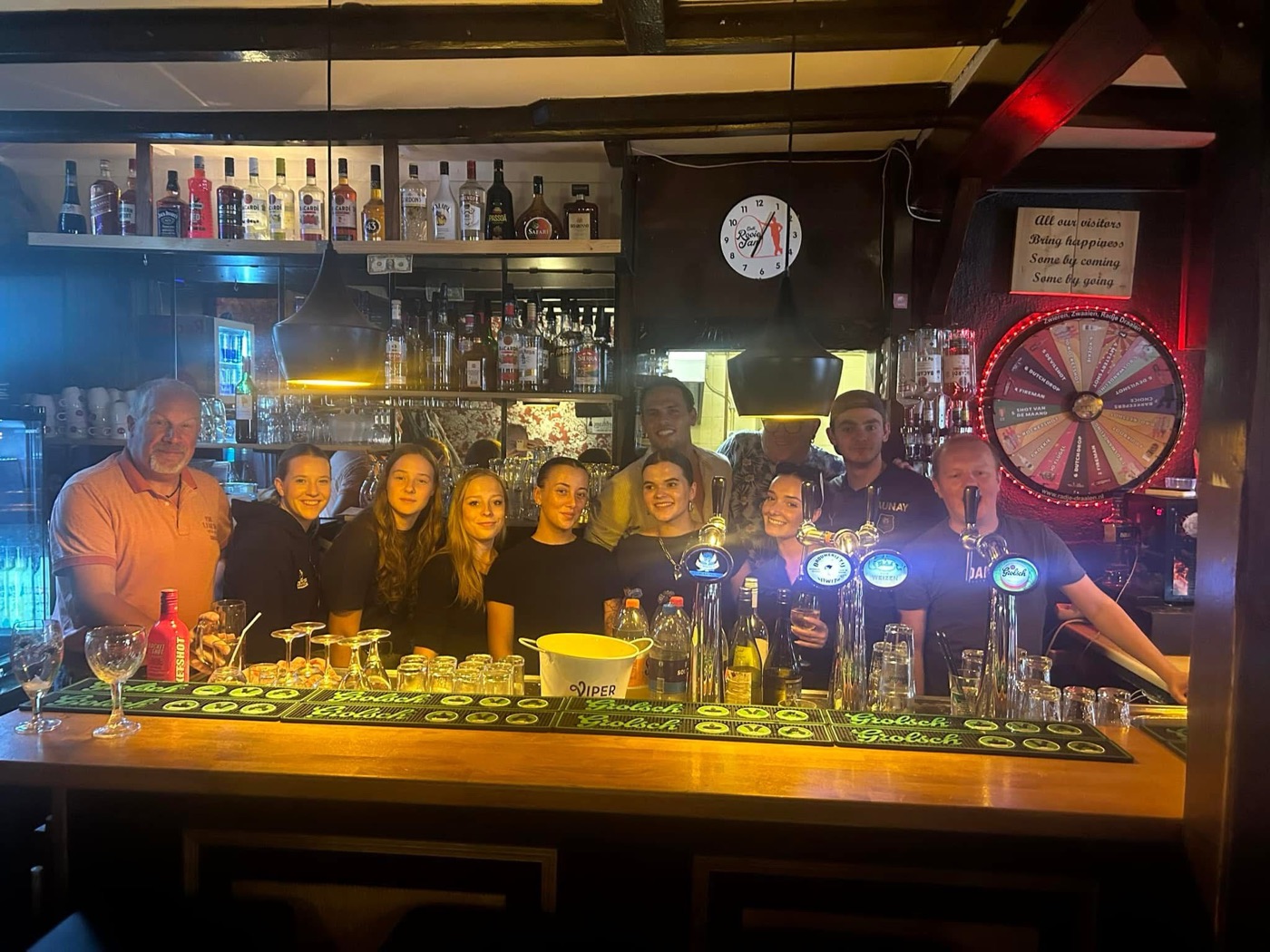 Het team achter de bar bij Café Rooie Jan, een van de vier kroegen achter Nog ééntje dan.